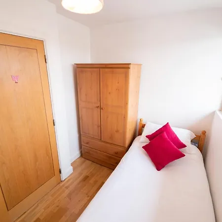 Comfortable, Stylish, 3 Bedroom Town House