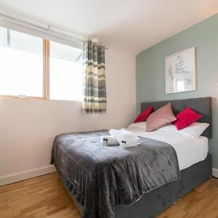 Comfortable, Stylish, 3 Bedroom Town House Apartment