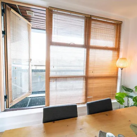 Comfortable, Stylish, 3 Bedroom Town House