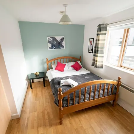 Comfortable, Stylish, 3 Bedroom Town House * Galway