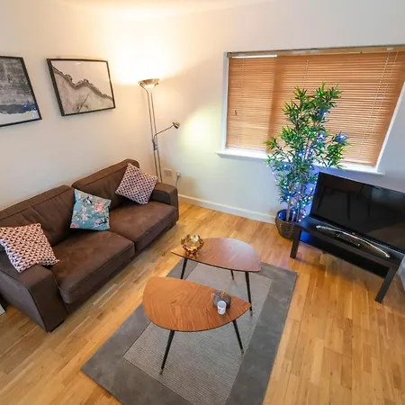 Comfortable, Stylish, 3 Bedroom Town House Appartement *