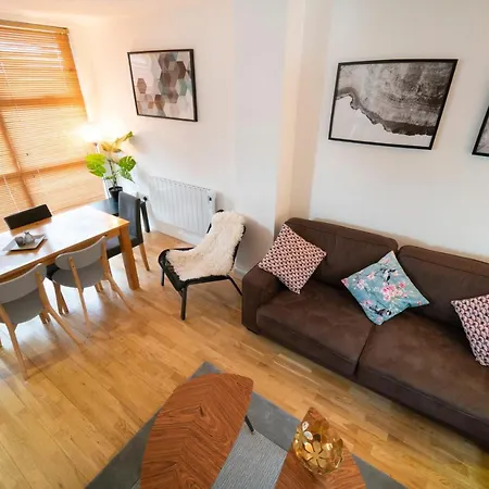 Comfortable, Stylish, 3 Bedroom Town House Appartement *