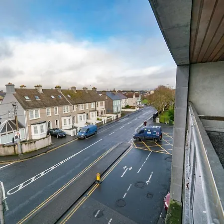 Comfortable, Stylish, 3 Bedroom Town House Apartment *